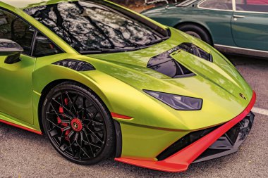Chicago, Illinois - 29 Eylül 2024: 2021 Lamborghini Huracan STO. Metalik yeşil 2021 Lamborghini Huracan STO sokağa park etmiş. Lamborghini İtalyan lüks arabasıdır.
