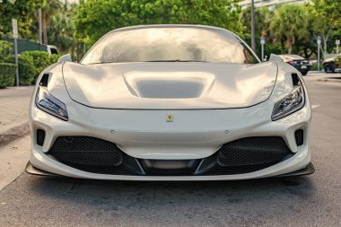 Miami Beach, Florida USA - 9 Haziran 2024: Ferrari F8 Miami plajında. Beyaz Ferrari F8 Tributo Ferrari 'nin özel araba modeli.