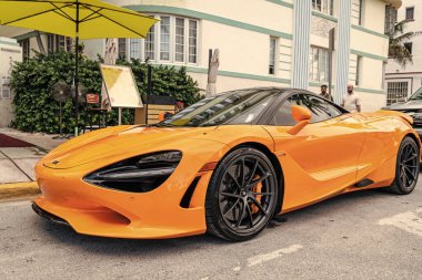 Miami Beach, Florida USA - 8 Haziran 2024: 2019 McLaren 720S Performans Miami Beach. Turuncu 2019 McLaren 720S Performans