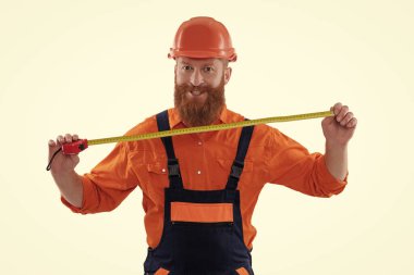 İnşaatçı beyazda izole edilmiş. İnşaat mühendisi. Mimar ölçü boyutu. mezura. İnşaat mühendisi. Mimar işçi, mezura tutuyor. Sakallı inşaat işçisi. Mükemmel boyut.