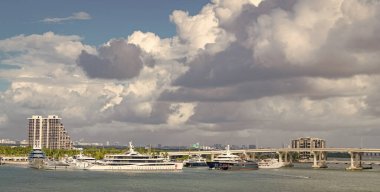 Gemi ve yat teknesi olan Miami limanı. Marina manzarası. Yaz seyahati ve tatil. Tekne gezisi. Lüks yat Miami limanına yanaştı. Miami Güney Sahili, Florida. Florida 'daki liman manzarası.