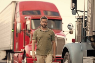 Kamyonetin önünde poz veren İspanyol bir adam. Yarı kamyon aracı. Kamyon şoförü. Milenyum kamyoncusu. Kamyonetin yanında bir adam var. Kamyon şoförü. Kamyon sahibi. Taşıma araçları.