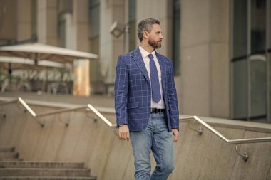 Girişimcinin başarısı. Ofis müdürü. Şehirde yürüyen bir iş adamı. Takım elbiseli bir iş adamı. Olgun bir iş adamı. İşletme patronu. Wall Street başarısı. Başarılı bir iş. İsteyen patron..