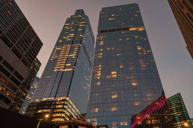 Şehir gecesi aydınlatılmış bina. Gökdelen şehir manzarası. Chicago 'nun gece şehri. İş şehri. Chicago gökdelen binasının gece manzarası. Chicago gökdelenin mimarisi. Alacakaranlık parıltısı.