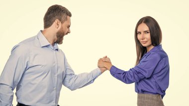 İş rekabeti. Bilek güreşinde yarışan iki iş adamı beyaza izole edilmiş. Ofiste karşılaşma. İş rakipleri bilek güreşi yapıyor. Liderlik için rekabet. güçlü lider.