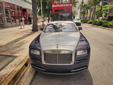 Miami Beach, Florida USA - 8 Haziran 2024: 2014 Rolls-Royce Wraith lüks arabası Miami Beach 'te. Rolls Royce, İngiliz lüks araba markası. ön görünüm
