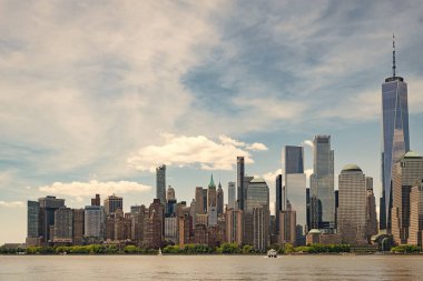 New York, Birleşik Devletler. New York Manhattan 'ın ufuk çizgisi finans bölgesi. Manhattan güzel silueti, New York, Birleşik Devletler. Manhattan 'ın ortasındaki New York şehrinin gökyüzü manzarası. ABD NYC 'de. Amerikan en büyük şehri.