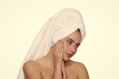 Güzellik kozmetik programı. Kaplıcada güzellik günü. Cilt kozmetolojisi. Cilt geliştirme ve sağlıklı cilt. Beyaz havluyla banyo üstüne kadın. Kozmetik ve kişisel bakım. Cilt güzelliği.
