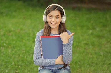 Ev ödevi eğitimi. Okula dönelim. Öğrenci genç kız, dinle sesli kitap. Kızlar için okul eğitimi. Öğrenci yaşam tarzı. Okul eğitimi. Kulaklıklı genç kız. Öğrenci dinle sesli kitap. işaret parmağı.