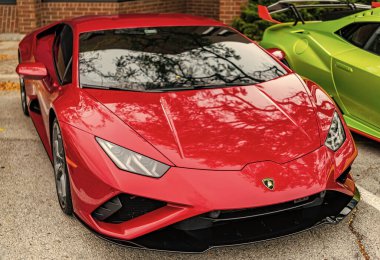 Chicago, Illinois - 29 Eylül 2020 Lamborghini Huracan LP 640-4 EVO Spyder. Kırmızı 2020 Lamborghini Huracan LP 640-4 EVO Spyder sokağa park etmiş. Lamborghini İtalyan lüks arabasıdır.