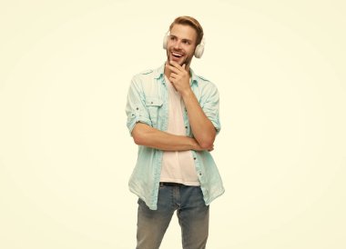 Müzik konsepti. Z jenerasyonu yaşam tarzı. Müzik kulaklıklarıyla ses dinleyen adam. Beyaz tenli bir adam izole edilmiş. Öğrenci çocuk, sesi dinle. Milenyum adamı kulaklıkla müzik dinler. Mp3.