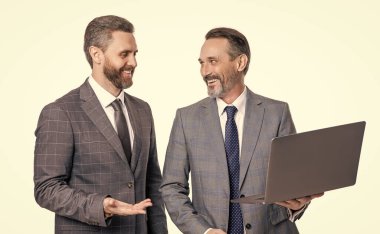 İşletme bilgisayarında serbest çalışmak. Serbest çalışan işadamları beyazları izole ediyor. Uzaktan ofis. Serbest çalışanlar blogu internete yüklüyor. Çevrimiçi çalışan serbest çalışan. Serbest çalışmak için dizüstü bilgisayar kullanan işadamları.