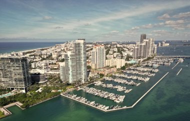 Biscayne Körfezi. Lüks yatı olan Miami marinası. Yaz tatili. Lüks Güney Sahili marinası. Lüks bir yat. Miami güney sahili manzaralı. Yat kulübü. Marina Miami, Florida 'da. Lüks yatlar.
