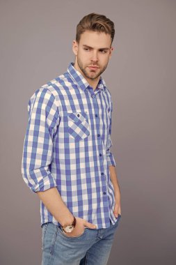 Sıradan bir adam. Adamın şık bir saç kesimi var. Moda saç stili olan bir adam. Sıradan bir erkek portresi. Milenyum portresi. Genç milenyum adamı Griler 'de izole edilmiş. Şık bir erkek portresi. Erkek giyim.