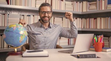 Online eğitim. Öğretmenler günü. Sınıfta üniversite öğretmeni. Online özel ders. Okulda çevrimiçi sınıf. Okul sınıfında eğitim. Öğretmenim sınıfta. Çevrimiçi eğitim platformu.