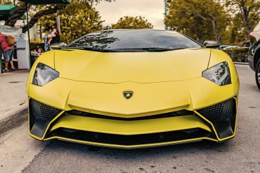Miami Beach, Florida USA - 9 Haziran 2024 L2022 Lamborghini Aventador LP 780-4 Ultimae Yellowat Miami Beach. Lamborghini lüks bir İtalyan otomobil üreticisi.