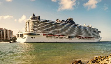 Gemi Miami sahil limanından ayrılıyor. Lüks deniz tatili. Gemi seyahati. Yaz tatilinde Majestic yolcu gemisi. Gemi seyahati ve deniz seyahati. Lüks yolcu gemisi manzarası. Okyanus Gezileri.