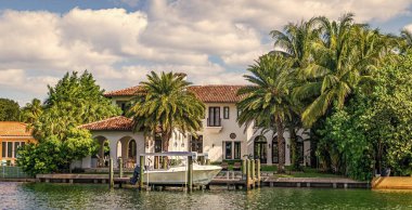 Modern bina. Rıhtımda bir apartman dairesi. Şehir rıhtımı ve ev. Yazın tatil binası. Lüks liman evi. Otel mimarisi. Lüks bir tatil..