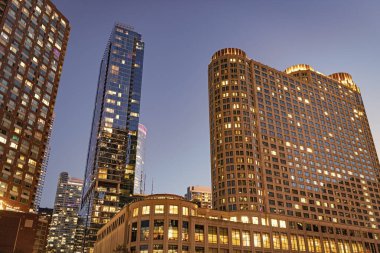 Chicago gökdelenin mimarisi. Şehir gecesi aydınlatılmış bina. Gökdelen şehir manzarası. Chicago 'nun gece şehri. İş şehri. Chicago gökdelen binasının gece manzarası. Chicago Sahil Yolu.