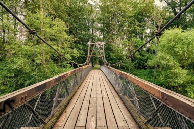 Asma köprü. Seyahat güzergahı. Varış yolu. Dışarıdaki turistik patika. Ormanda köprünün üzerinde yol var. Macera rotası. Seyahat tutkusu kavramı.