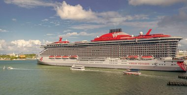 Miami, Florida, ABD - 3 Kasım 2024: Virgin Seyahatleri. Gemi seyahati. Yaz tatilinde gemi turu. Gemi seyahati ve deniz seyahati. Lüks yolcu gemisi.
