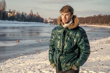 Tatillerde kışlık ceketli yakışıklı adam. Adam kışlık ceket giyiyor. Açık havada kışlık ceketli bir adam. Kışlık ceketli şık bir adam..