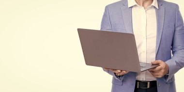 Çevrimiçi çalışan serbest çalışan biri. Serbest blog yazarı. Uzaktan kumanda serbest çalışıyor. İş adamı, ofis elbisesi içinde dinleniyor. İş başarısı. Bilgisayarda iş adamı iletişimi. haberleşme diplomasisi.