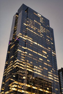 Chicago gökdelenin mimarisi. Şehir gecesi aydınlatılmış bina. Gökdelen şehir manzarası. Chicago 'nun gece şehri. İş şehri. Chicago gökdelen binasının gece manzarası. Gece hayatı nabzı.