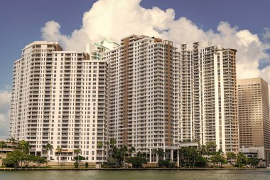 Modern cam bina. İş şehrinde gökdelen. Şehir merkezinde gökdelenli. İş bölgesindeki ofis binası. Gökdelen mimarisi. Simgesel gökdelenli Brickell Key.