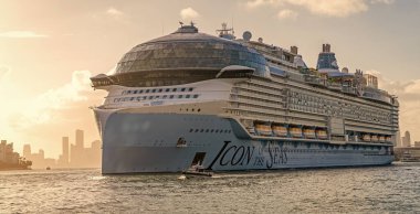 Miami, Florida, ABD - 03 Kasım 2024: gemi seyahati. Yaz tatilinde gemi turu. Gemi seyahati ve deniz seyahati. Lüks yolcu gemisi. Gemi Miami limanından ayrılıyor. Denizin simgesi.