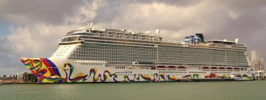 Miami, Florida, ABD - 03 Kasım 2024: yaz tatilinde yolcu gemisi. Gemi seyahati ve deniz seyahati. Lüks yolcu gemisi. Miami sahil limanında bir gemi. Norveç tekrarı. Gemi seyahati.