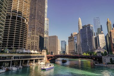 Chicago, Illinois, ABD - 08 Ekim 2024: şehir merkezi mimarisi. ABD şehrinin gökdelen mimarisi. Şehir manzarası. Chicago şehir merkezi. Chicago nehir turu. Gökdelen binalı şehir manzarası.