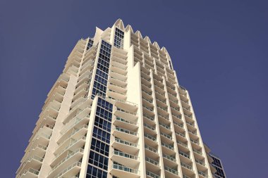 Miami sahilinde mimari bir bina. Gökdelen perspektif görüntüsü. Otel mimarisi. Modern binaların mimarisi. Perspektif yerleşim yeri gökdeleni. Modern gökdelen binası. Alt görünüm.