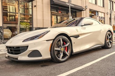 New York, ABD - 15 Mart 2024 Ferrari Portofino M üstü açık lüks araba. Ferrari Portofino M dışarıda park halinde. Ferrari Portofino 'nun spor arabası. Ferrari Portofino üstü açılı..