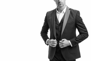 Smokin giyen kendine güvenen iş adamı beyaz arka planda izole edilmiş..