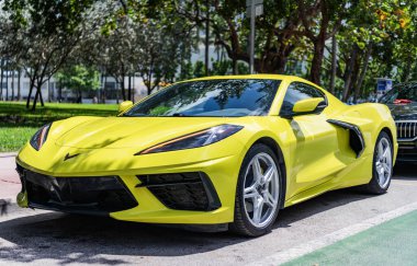 Miami, Florida, ABD - 02 Nisan 2025 Sarı Chevy spor arabası, köşe manzaralı. 2023 Chevrolet Corvette Stingray spor araba. Lüks spor araba Chevrolet Corvette. Chevrolet Corvette dışarıda park halinde..