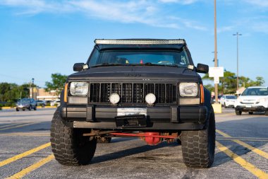 Park Ridge, Illinois, ABD - 21 Ağustos 2024: Jeep Cherokee SUV geçidi. Cherokee SUV tipinde lüks bir jip. Cherokee Jeep 'in arabası dışarıda park edilmiş. Jeep Cherokee SUV, ön manzara..