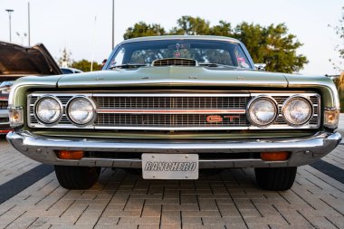 Park Ridge, Illinois, ABD - 22 Ağustos 2024: Ford Ranchero 'nun Retro arabası. Ford Ranchero açık havada. Retro araba otomobil fuarına park edilmiş, ön manzara. Ford Ranchero 1968 model araba.