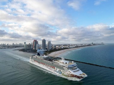 Miami, Florida, ABD - 31 Ocak 2025: Norveç Gem yolcu gemisi yolculuğu. Yaz tatilinde gemi turu. Norveç yolcu gemisi. Gemi turu ve deniz seyahati. Gemi Miami sahil limanından ayrılıyor..