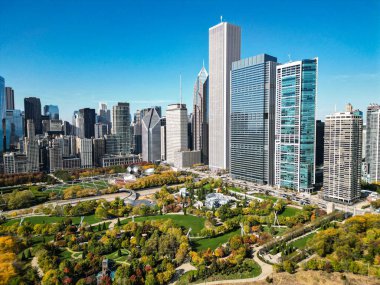 Gökdelen ve manzara. Chicago şehir manzarası. Şehir merkezi. Chicago şehir merkezi parkı ve ufuk çizgisi. Autumn City Park manzarası. Sonbahar şehri parkı olan şehir manzarası. Chicago şehir manzarası gökyüzü mimarisi.