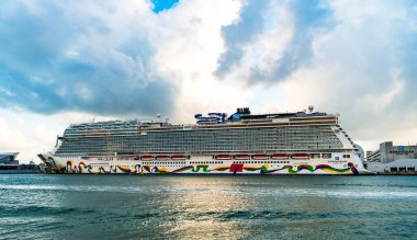 Miami, Florida, ABD - 4 Kasım 2024 Yaz Tatili Seyahati. Norveçli gemi şirketi. Gemi turu ve deniz seyahati. NCLH gemisi. Norveççe Tekrar Yolcu Gemisi Yolculuğu.