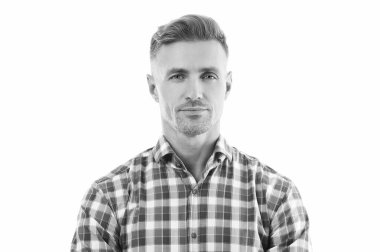 Sıradan bir adam. Adamın şık bir saç kesimi var. Moda saç stili olan bir adam. Erkek tıraşı. Sıradan bir erkek portresi. Olgun portre. Beyazlar üzerinde izole edilmiş olgun bir adam. Şık erkek portresi..