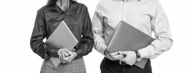 Çevik iş. Uzaktan kumandalı. Patron ve çalışanı dizüstü bilgisayar kullanıyor. Beyazlar üzerinde izole iş adamları. Uzaktan kumanda devrede. Meşgul iş arkadaşları. Pazarlama araçları.