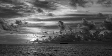Okyanus sahilinde gün doğumu. Yaz tatilinde gün batımı deniz manzarası. Deniz kıyısında gün doğumu. Gün batımında deniz manzarası sakin. Deniz manzarasında romantik bir yaz tatili. Dramatik gün batımı manzarası.