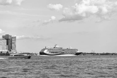 Gemi yolculuğu tatili. Manhattan 'da gemi turu. New York Manhattan 'ın Skyline' ı Hudson Nehri yolcu gemisiyle seyahat ediyor.