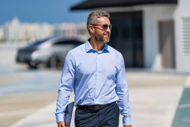 Başarı girişimci bayiliğinde. İş molasında ofis müdürü. Açık havada başarılı bir iş adamı. Profesyonel iş adamı dizüstü bilgisayar tutar. İşadamı patron portresi. Başarılı bir iş..