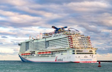 Miami, Florida, ABD - 23 Aralık 2024: Karnaval yolcu gemisi. Gemi turu ve deniz seyahati. Gemi Miami limanından kalkıyor. Karnaval yolcu gemisi seyahati. Yaz tatilinde gezmek.