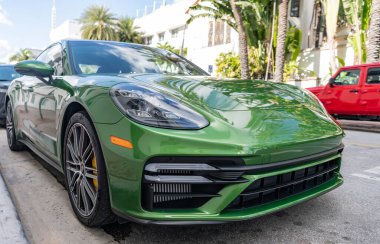 Miami, Florida, ABD - 20 Aralık 2024: Porsche Panamera 2019 Gran Turismo spor fastback otomobil. Porsche Panamera 'nın lüks arabası. Porsche Panamera 'nın arabası dışarıda park edilmiş. Porsche Panamera, köşe görünümü.