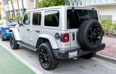 Miami, Florida, ABD - 18 Aralık 2024 Jeep Wrangler 4xe Sahara hibrit beyaz SUV araba. SUV Jeep Wrangler Sahra. Araba beyazı Jeep Wrangler Sahara açık havada. Jeep Wrangler, köşe manzaralı..