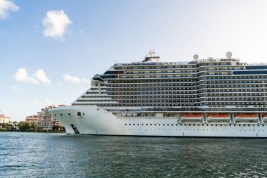 Yaz tatilinde hava seyahati. Gemi turu. Seyahat macerası. Hava manzaralı lüks yolcu gemisi yolculuğu. Gemi limandan ayrılıyor. Miami turu. Gemi seyahati. Liman görünümü.